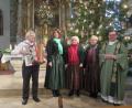 Bild: jzk
Stadtpfarrer Konrad Amschl dankt den Sängerinnen Sieglinde Wick, Monika Fink, Sonja Sporrer und ihrem Begleiter Josef Zaglmann (von rechts) für die Aufführung der „Deutschen Bauernmesse“ von Annette Thoma.