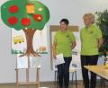 Bild: jhö
Mit einer Geschichte aus Sicht eines Apfelbaumes auf der Streuobstwiese präsentieren Christa Hösl und Monika Höllerl (von rechts) die Aktionen der Kindergruppe.