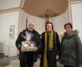 Bild: mdö
Die Arbeit von „Open Doors“ stellte Pastor P. bei der Gebetswoche vor. Pastorin Dr. Stefanie Schön (Mitte) und die katholische Pfarrgemeinderatsvorsitzende Edith Schön bedankten sich mit einem Geschenkkorb und übergaben eine Spende.