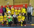 Bild: bra
Die JFG Obere Vils wurden bei den D-Junioren Futsal-Kreismeister und qualifizierte sich für die Bezirksmeisterschaft. Auf dem Bild die siegreiche Mannschaft mit (hinten von links) Turnierleiter Karl-Heinz Luber, Hans Luschmann von der Sparkasse Amberg-Sulzbach, Trainer Bastian Ellmaier und (von rechts) Kreisjugendleiter Klaus Meier sowie Trainer Thomas Birner.
