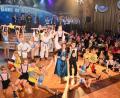 Bild: fjo
Genauso sportlich wie die Großen gibt sich der Nachwuchs beim Familienball. Prinzessin Anna und Prinz Paul tanzen sich mit der großen Schar aus Bambini- und Kindergarde in die Herzen des Publikums.