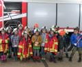 Bild: du
Die Jacken sind noch etwas groß: Die Drittklässer schauten bei der Feuerwehr vorbei.