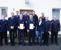 Bild: bey
Zweite Bürgermeisterin Andrea Lang, Vorsitzender Anton Portner, Kommandant Matthias Siegl (von links), Kreisbrandmeister Matthias Schmidt, Kreisbrandrat Marco Saller und stellvertretende Landrätin Bürgermeisterin Margit Kirzinger (von rechts) freuen sich über die Ernennung von Andreas Feneis (vordere Reihe, Vierter von links) zum Ehrenmitglied und von Johann Kick (vordere Reihe, Vierter von rechts) zum Ehrenkommandanten. Wolfgang Kick und Karl Koller (hinere Reihe von links) erhielten die Ehrenurkunde für 40jährige Mitgliedschaft in der Wehr. Christoph Gollwitzer (hintere Reihe, rechts) ist neues Mitglied der Lohminer Wehr, Josef Feneiis (hintere Reihe, Zweiter von rechts) ist neuer zweiter Vorsitzender der Feuerwehr Lohma.