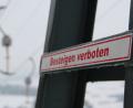 Bild: upl
"Besteigen verboten", steht auf dem Schild an einer der Stützen des Freudenberger Skilifts. Momentan baumeln die Bügel unbenutzt an den Seilen.