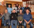 Bild: bsc
Die Schlossbrauerei mit (vorne von links) Manfred Maier, Martin Bischof, Christian Mitterbauer und Karl Wittmann ist neuer Eisstock-Ortsmeister. Bürgermeister Gottfried Härtl (stehend links), stellvertretender TSV-Vorsitzender Helmut Radimerski und Eisstock-Spartenleiter Martin Streim (stehend von rechts) gratulierten den Siegern und den Vertretern der weiteren Moarschaften.