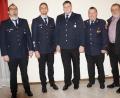 Bild: weu
Bürgermeister Johann Graßl gratuliert gemeinsam mit KBM Konrad Hoch (von rechts), Vorsitzenden Andreas Eckl (links) und Kommandant Matthias Rötzer Jan Powalla (Mitte) zu seinem neuen Amt als Stellvertretender Kommandant.