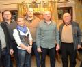 Bild: fz
Bürgermeister Anton Kappl (links) und Ehrenvorsitzender Werner Kunz gratulieren Alfred Kick, Siegfried Kammerer, Nicole Scharff und Gerd Scharff (von rechts) zu ihrem Erfolg beim Neujahrsschießen