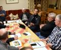 Bild: bgm
Die Arbeitsgemeinschaft Ernährung, Landwirtschaft und Forsten im CSU-Kreisverband diskutiert mit Bundestagsabgeordneten Albert Rupprecht (Dritter von rechts) den bestmöglichen Trassenverlauf für den Südostlink.