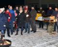 Bild: fjo
Lagerfeuer und Kerzenschein erwecken die Aufmerksamkeit der Vorbeifahrenden. Das Wintergrillen des SPD-Ortsverbands ist bestens frequentiert.