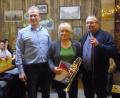 Bild: sei
Tanja Schemel Mitte, erhielt bei der Feier ihres 50. Geburtstags die Ehrennadel in Gold von Gerhard Träger (rechts) Kapellmeister der Störnsteiner Blasumusik und Kassier Norbert Kraus(links.)