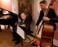 Bild: do
Mit Bandoneon, Piano und Kontrabass schenkt das Tango-Trio Gabla dem Publikum in Speinshart magische Momente. Unser Bild zeigt von links Tatjana Kwint (Piano), Norbert Gabla (Bandoneon) und Tobias Kalisch (Kontrabass).