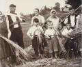 Repro: gi
Bei der Ernte mussten alle mit anpacken. Das Bild zeigt die Moosbacher und Tröbeser Karolina Wittmann, Martin Krämer, Mathilde Baier, Maria Weiß und Rudolf Krämer (von links) sowie vorne drei Kinder.