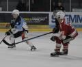 Bild: gb
Die Blue Devils (links Tomas Rubes, Szene aus der Partie am zweiten Weihnachtsfeiertag) verloren am Freitagabend das Oberpfalzderby bei Spitzenreiter EV Regensburg mit 1:6.