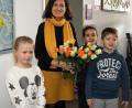 Bild: Hirsch
Mit einem bunten Rosenstrauß gratulierten die Schüler der Kreuzbergschule Rektorin Maria Karg-Pirzer zum 60. Geburtstag.
