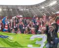 Bild: BR/Markus Konvalin
Tolle Sache: Die Schmidgadener Gruppe freut sich über die Einladung in die Allianz-Arena.
