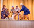 Bild: mng
Ganz schön fit sind die „Seniorinnen“ beim Pressather Weiberfasching. Als es aber einer Dame doch etwas zu schnell geht, hilft der Rest der Truppe ihr wieder auf die Beine. Die Showeinlage des Frauenbundes sorgt für besonders heitere Momente an diesem Abend.