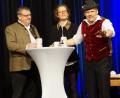 Bild: weu
Einen heiteren, unterhaltsamen Abend bescherten „Preißin“ Frederike (Sophie Meinecke) und Urbayer Schorsch (Rudi Gall, rechts) den Besuchern in der Schwarzachtalhalle. Auch einige Gäste wurden auf die Bühne geholt und zur Freude der Zuschauer Teil der Show.