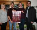 Bild: wro
Veronika Höcht, Markus und Christopher Prechtl stellten gemeinsam mit Dirigent Franz Stierstorfer das Festprogramm bei der Jahreshauptversammlung vor.