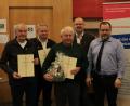 Bild: Kunz
Teamsprecher Michael Träger und Präses Dekan Johannes Lukas (von rechts) gratulieren den Geehrten Herbert Rebhan, Manfred Ehrl und Xaver Spies.