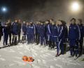 Bild: ref
Trainer Dominik Haußner (links) musste beim Auftakt improvisieren: Auf dem schneebedeckten Platz waren keine Übungseinheiten möglich, stattdessen schickte er die Mannschaft auf eine kleine Dorfrunde. Laufen statt Fußball hieß am Dienstag Abend die Devise.