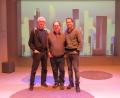 Bild: aks
Folke Braband, Jürgen Tarrach und Tommaso Cacciapuoti (von links) im Amberger Bühnenbild von "Fehler im System".