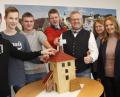Bild: Hirsch
Schüler und Lehrkräfte der Konrad-Max-Kunz-Realschule überreichten Oberbürgermeister Andreas Feller (Dritter von rechts) das Modell des Schwandorfer Blasturms.