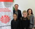Bild: exb
Anna Haberkorn (Klarinette) und Honie Whitted (von links) freuen sich mit ihren beiden Lehrkräften Margit Sollfrank und Erwin Jahreis über den Erfolg der ersten musikalischen Kooperation der Musikschulen Marktredwitz und Tirschenreuth.