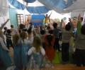 Bild: hai
Mit einem Mitmachkonzert mit Rainer Wenzel endet das Winterfest in der evangelischen Kindertagesstätte am Birkenweg „Lebendiges Lernen erleben“.