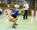Bild: Gabi Schönberger
Unter den Augen der Neustädter Trainer (im Bild Willi Merkl) absolvieren die Jung-Basketballer (hier Niklas Puhane) den Parcours. Neben Werfen, Passen, Körperbeherrschung ist natürlich auch Dribbeln angesagt.