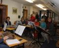 Bild: prh
Auch wenn das Orchester des Zitherclubs unter der Leitung von Regina Schmid (stehend, hinten links) Nachwuchssorgen plagen, werfen die derzeit 11 Aktiven die Flinte nicht ins Korn. Für das Festkonzert zum 40-jährigen Vereinsjubiläum bereiteten sie sich in einem Workshop mit Zitherlehrerin Christl Halbinger aus Landshut (Zweite von links) vor.