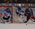 Bild: gb
Zum fünften Mal in dieser Saison steigt am Freitag in Selb das ewig junge Derby zwischen den Blue Devils Weiden und den Selber Wölfen. Die ersten drei Duelle gewannen die Weidener, das vierte am Dreikönigstag (Szene) die Oberfranken. Hier zieht Lanny Gare (rechts) an Devils-Verteidiger Adam Schusser vorbei und bezwingt Goalie Johannes Wiedemann in der Verlängerung zum 3:2.