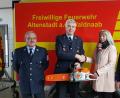 Bild: adj
Über eine Motorsäge im Wert von 1000 Euro, die Gabi Prockl überreicht, freuen sich die Verantwortlichen der Feuerwehr Altenstadt/WN.