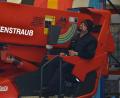Bild: dob
Maschinist Markus Süss ist mit allen technischen Raffinessen der neuen Drehleiter vertraut.