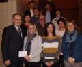 Bild: u
Dank Bertls legendärer Karpfen kann die Massenrichter CSU an die Elternsprecher der Ehenfelder Grundschule eine 1000-Euro-Spende übergeben (vorne, von links): Ortsvorsitzender Josef Luber und die Elternsprecherinnen Marina Basler, Bettina Ott und Michaela Falk; zweite Reihe (von links): Gisela Luber, stellvertretender Ortsvorsitzender Dieter Kohl und Martina Schiffl; hintere Reihen (von links): Hubert Fick, Florian Wisneth, Stadtrat Christian Gnan und Brigitte Gnan.