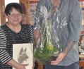 Bild: ak
Vorsitzender Stefan Winkler dankt Petra Scherle mit Blumen für 25 Jahre Treue.