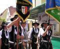 Bild: bö
Bei Umzügen, so wie hier beim Marktfest, wird die reichdekorierte Zunftfahne mitgetragen. Rechts ist die Zunftfahne des Amberger Patenvereins der Schreiner und Zimmerer zu sehen.