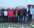 Bild: kro
Langjährige Mitglieder zeichneten die Sportfreunde bei ihrer Jahreshauptversammlung aus. Im Bild die Geehrten mit 2. Bürgermeister Karlheinz Hoyer (links) sowie den drei Vorsitzenden, Manuel Enders (Zweiter von links), Yannick Schiml (rechts) und Markus Härtl (Zweiter von rechts).