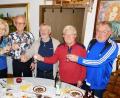 Bild: hai
Ein Bild mit Seltenheitswert: Die drei ASV-Ehrenvorsitzenden Kettel Heinz (links), Hermann von Gernler (Dritter von links) und Paul Veigl (rechts) sowie die Ehrenmitglieder Werner und Heribert Veigl (von rechts) stoßen mit Traudl von Gernler auf den 85. Geburtstag ihres Mannes und Gründungsvaters des ASV Haidenaab-Göppmannsbühl an.