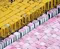 Bild: Ralf Hirschberger/dpa
Ausrangierte Telefonzellen in Gelb und Grau/Magenta auf einem Werkshof.