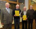 Bild: Hirsch
Vorsitzender Fridolin Gans (links), Präses Pfarrer Thomas (rechts) und Ehrenvorsitzender Hans Ziegler (Zweiter von rechts) ehrten Günter Stehr (Zweiter von links) und Georg Maget (Mitte).