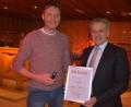 Bild: jr
Dem neuen Mitterteicher Sportler des Jahres, Matthias Wiendl (links), händigte Bürgermeister Roland Grillmeier Urkunde und Ehrennadel aus.