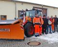 Bild: enz
Vorstellung und Verabschiedung im Bauhof: Im Bild (von links) die Bauhof-Mitarbeiter Michael Jaworeck und Reinhold Marschall, Bürgermeister Klaus Meyer, Markus Grillmeier, Bauhof-Leiter Konrad Hart, Andreas Härtl von der VR Nordoberpfalz und Geschäftsleiter Stefan Döllinger.