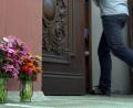 Bild: Wolfgang Steinbacher
Blumen zum Gedenken an Sophia stehen am 1. August am Eingang der Paulanerkirche in Amberg.