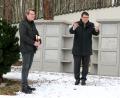 Bild: Hirsch
Pfarrer Christoph Melzl (links) segnete die Anlage am Dienstag auf dem Friedhof, rechts Bürgermeister Thomas Falter.