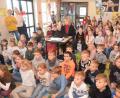 Bild: fz
Die Kinder sind fasziniert von dem, was ihnen Angelika Taue zeigt.