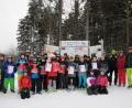 Bild: bey
Soweit es der Schulbusfahrplan zuließ, stellten sich die Kinder noch zum Erinnerungsfoto an den Kreisentscheid Ski alpin der weiterführenden Schulen. Die Leitung hatte Elmar Günther, der von Fachberatern Ingrid Schmidt und Alexander Drechsler (von rechts) unterstützt wurde.