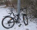 Bild: Polizei
Wie kommt das gestohlene Mountainbike in die Fürstenmühlstraße? Und vor allem, wer kettete es dort an einen Lichtmasten?