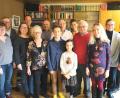 Bild: do
Beruf, Familie, Gesang und Sport: Das waren und sind die Gesundbrunnen für Karl Ott (Achter von links). Im Kreis seiner Familie, der Liedertafel und zahlreicher Vereinsvertreter feiert er seinen 70. Geburtstag.