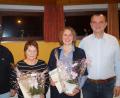Bild: du
Für über 40-jähriges Singen im Kirchenchor ehren Chorleiter Wolfgang Ziegler (rechts) und Pfarrer Thomas Stohldreier (links) beim Festabend Brigitte Kreuzer und Sieglinde Ziegler (von links).