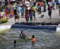 Archivbild: aha
Manuel Ries (Mitte) freut sich : Gratulation im Wasserbecken nach dem Sieg in der Disziplin Boardercross im Juli 2018 am Monte.